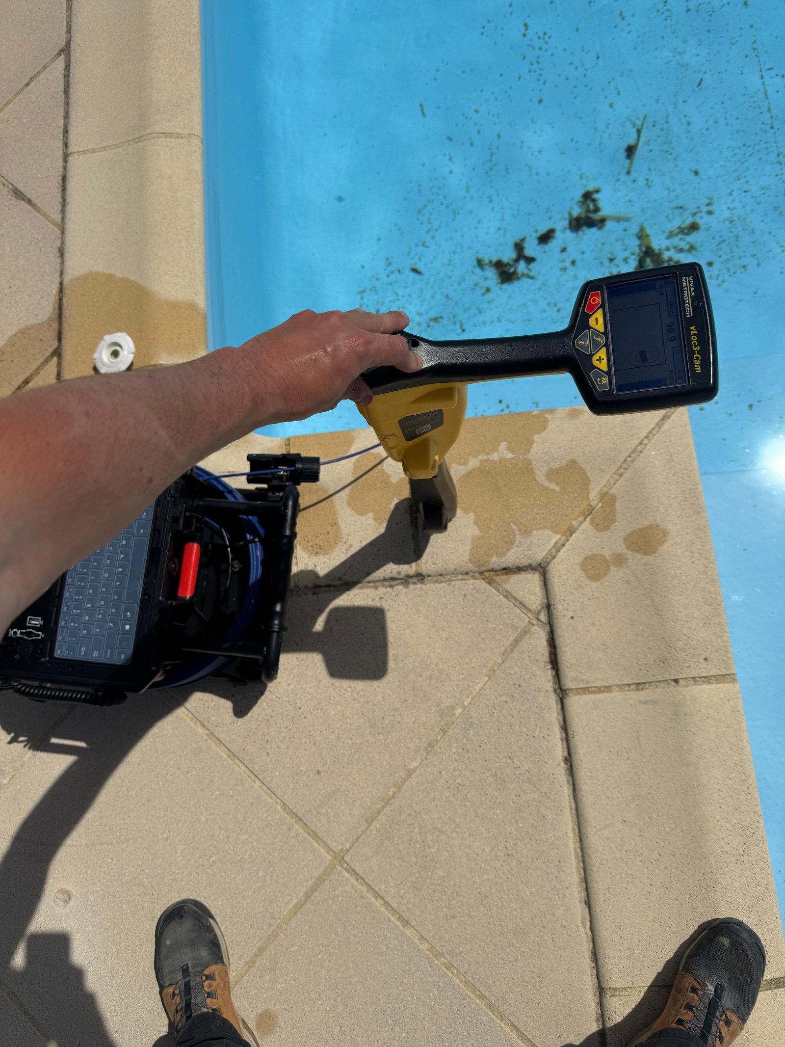Récepteur de localisation électromagnétique au bord d'une piscine