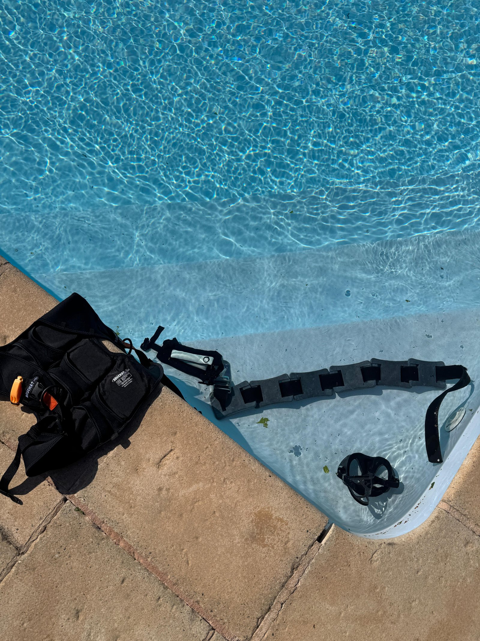 Équipement de plongée déposé au bord d'une piscine pour inspection