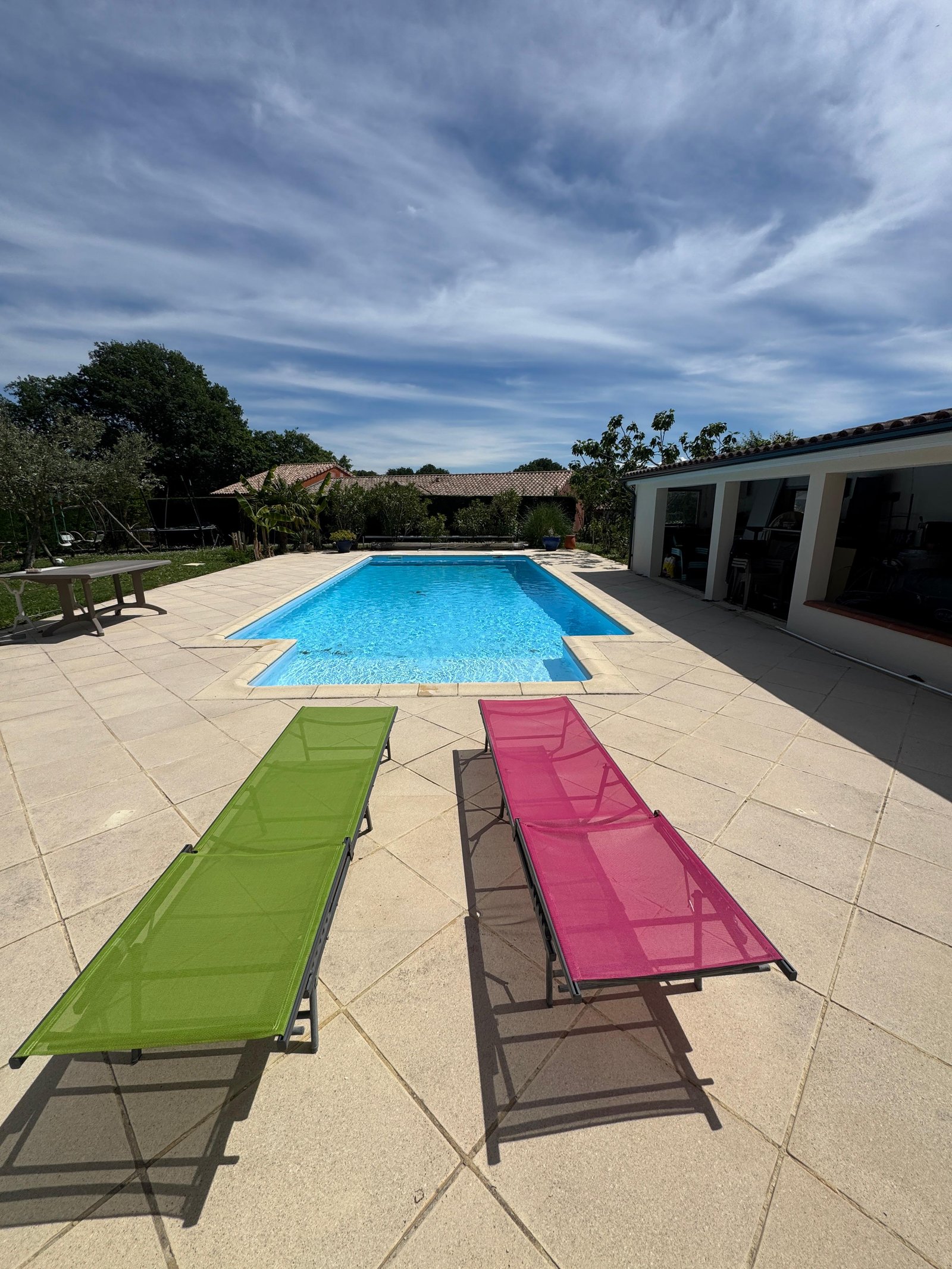 Piscine rectangulaire avec transats — chantier client GL Innov