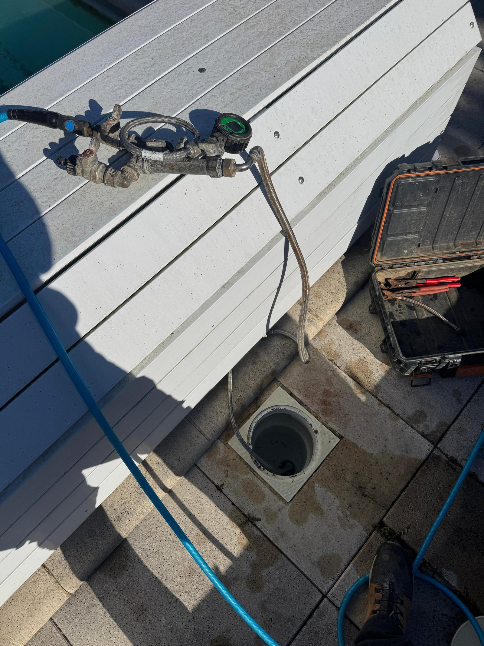Test de pression sur installation piscine — manomètre et flexibles